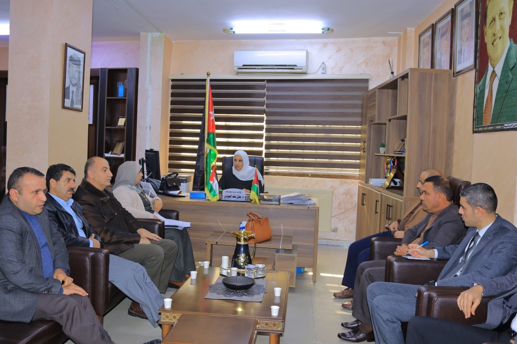 الحويدي تترأس اجتماع فريق تطوير مديرية تربية البادية الشمالية الغربية