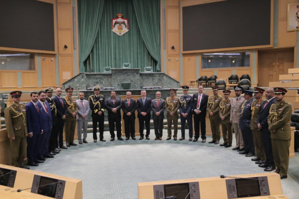 وفد من كلية الدفاع العُمانية يزور مجلس النواب