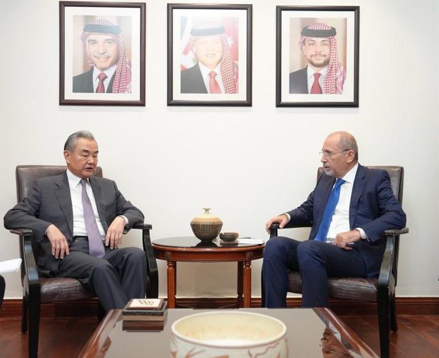 مباحثات موسعة بين وزير الخارجية ونظيره الصيني في عمّان