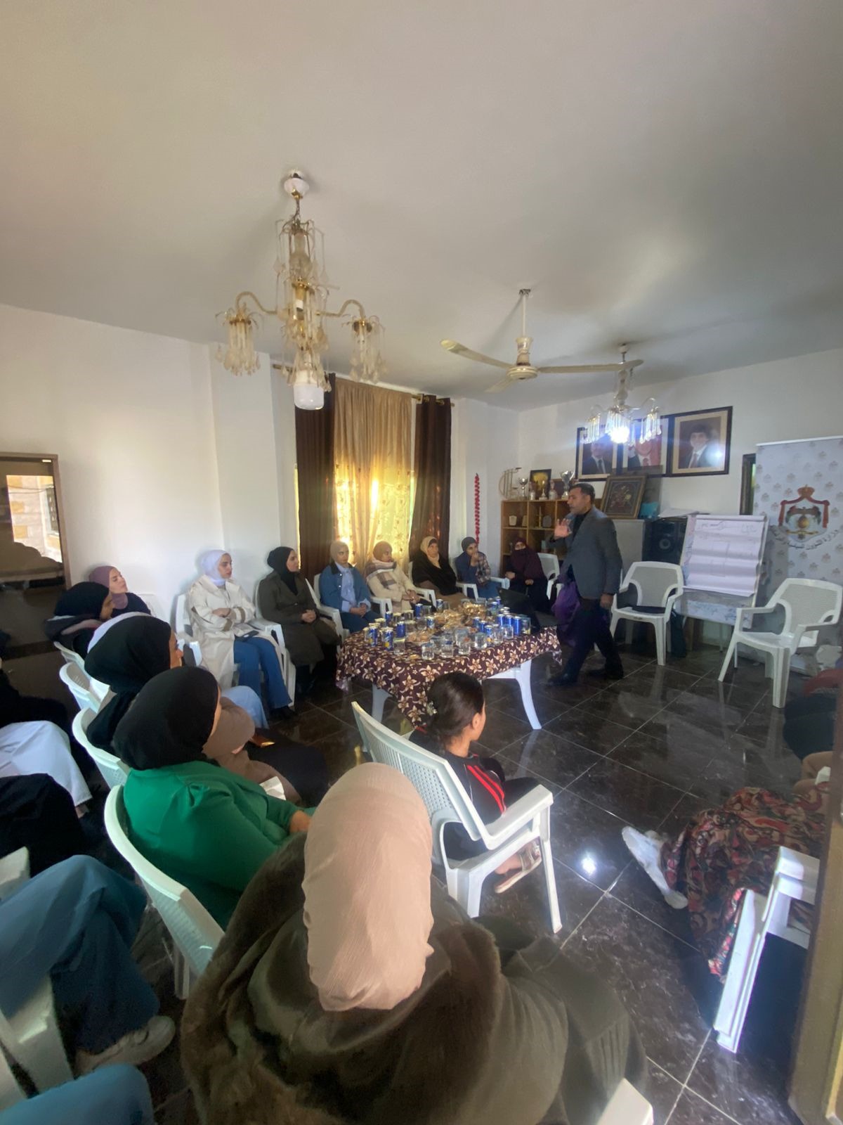 مركز شابات صرفا ينظم محاضرة توعوية حول تعزيز مشاركة الشباب الحياة السياسية