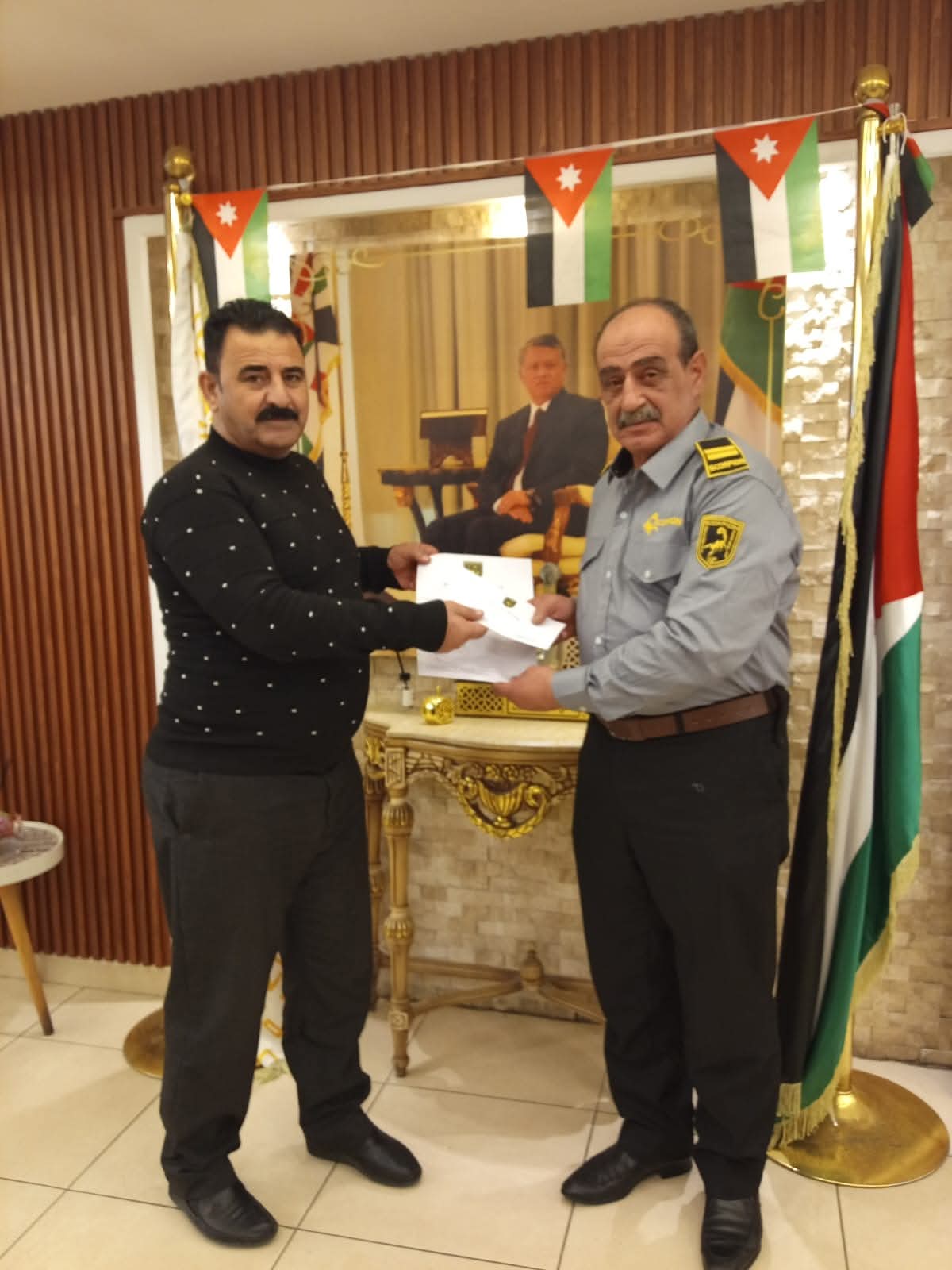 شركة العقرب للدفاع والحماية تكرّم موظفًا لإخماده حريقًا في محطة وقود