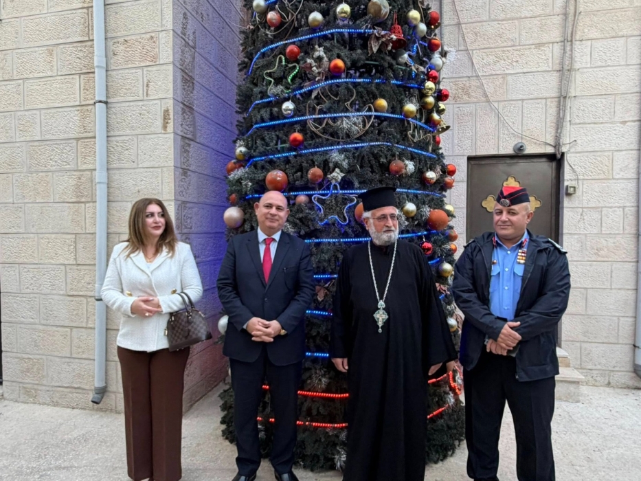 محافظ جرش يضيء شجرة عيد الميلاد المجيد في كنيسة القديس جيورجيوس للروم الأرثوذكس  صور