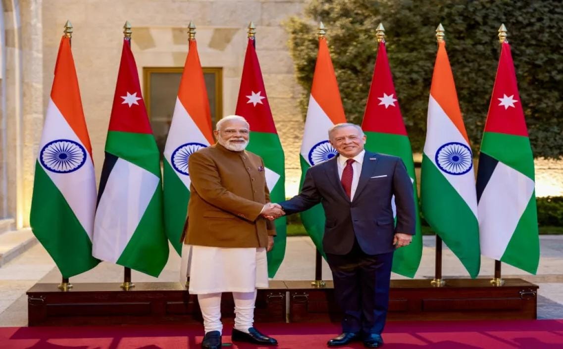 الملك يعقد مباحثات مع رئيس الوزراء الهندي في قصر الحسينية