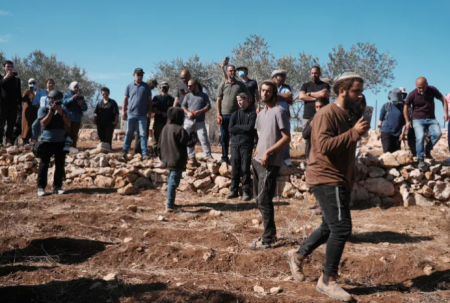 مستوطنون يعتدون على عائلة فلسطينية قرب أريحا