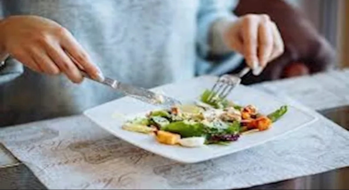 دراسة تكشف كيف يؤثر طعامك على نومك؟