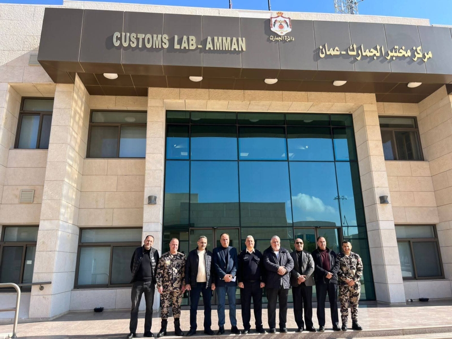 وفد من نقابة التخليص يزور مختبر جمرك عمان.