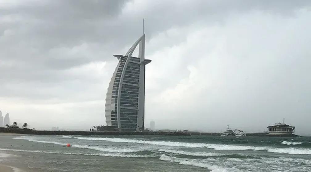 غدًا في الإمارات: غيوم وأمطار ورياح نشطة تحذر السائقين والملاحة البحرية