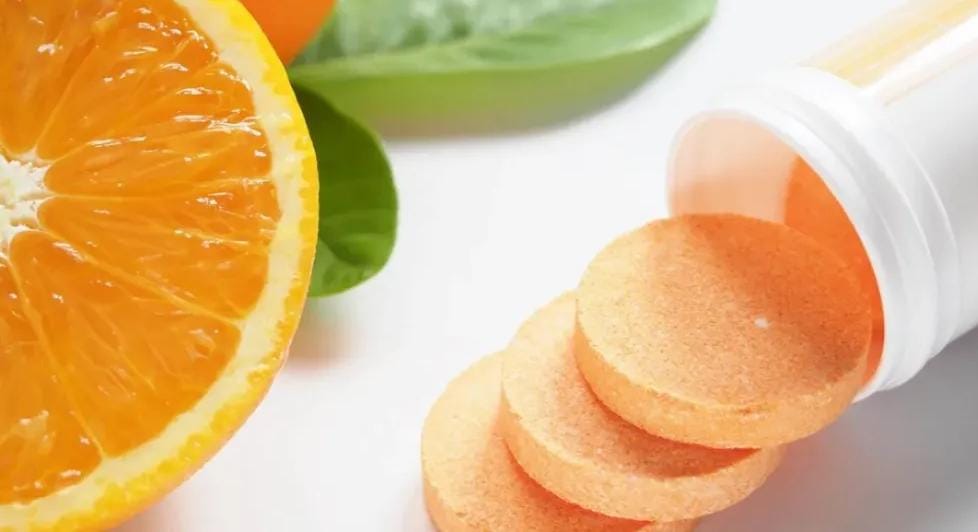 تحذير طبي: الإفراط في تناول فيتامين C قد يقود إلى مضاعفات صحية خطيرة