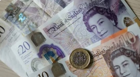 تراجع الاسترليني أمام الدولار واليورو