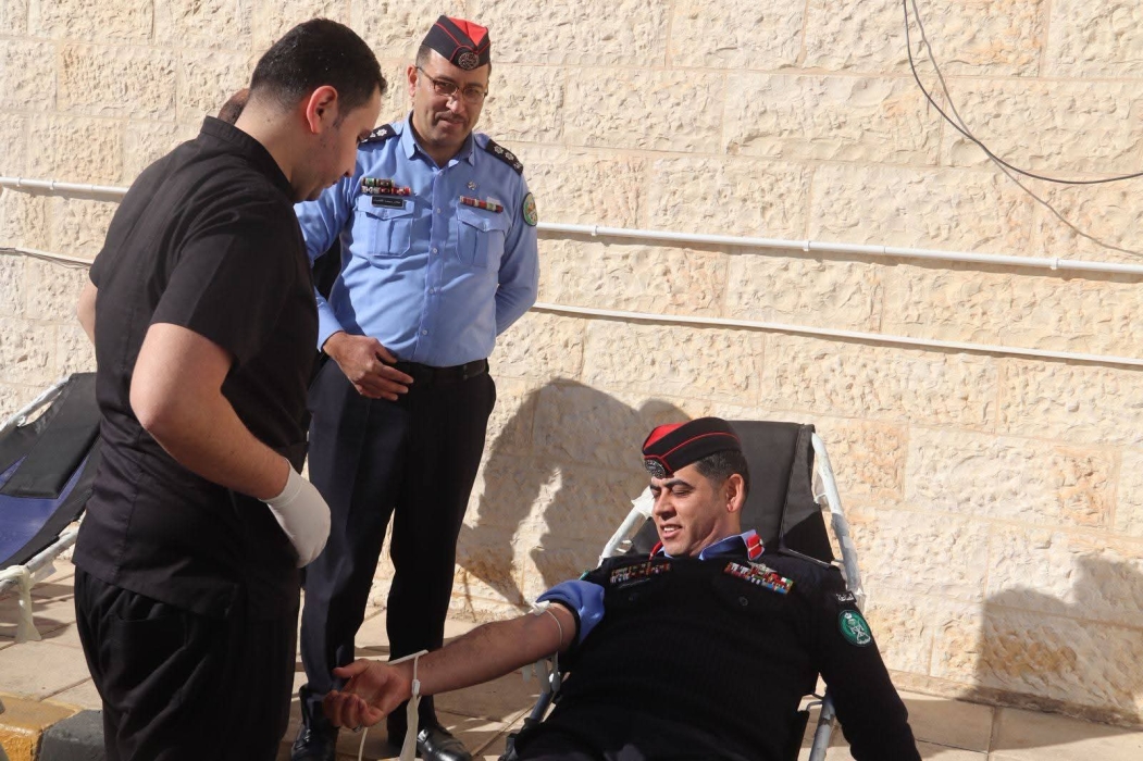 شرطة عجلون تُنظم حملة تبرع بالدم دعماً لمركز الأورام العسكري ـ صور