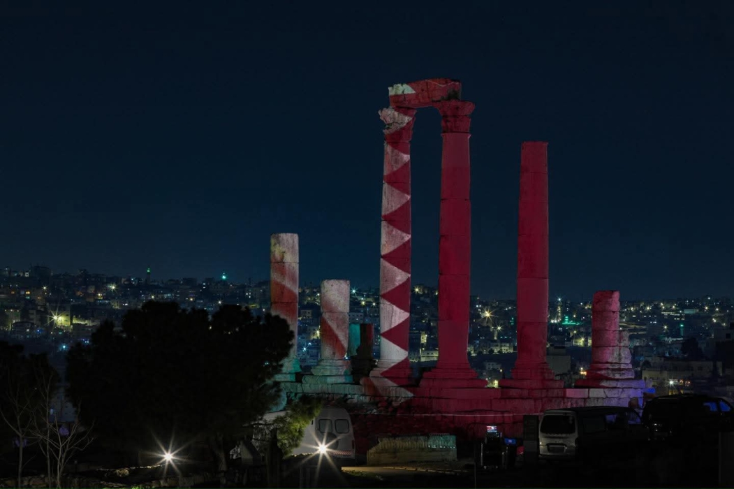 أمانة عمّان الكبرى تضيء أعمدة جبل القلعة بعلم دولة قطر بمناسبة اليوم الوطني...صور