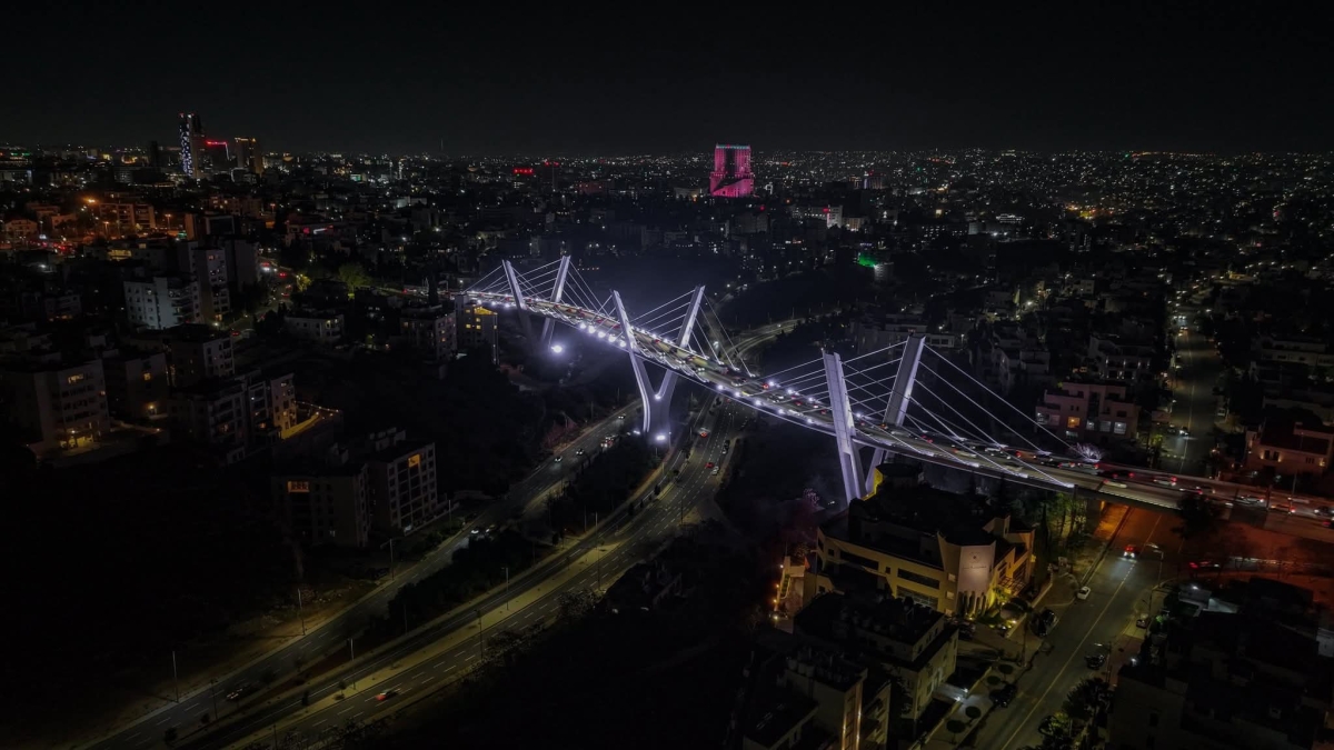 أمانة عمّان الكبرى تُنجز أعمال تجديد إنارة جسر عبدون...صور