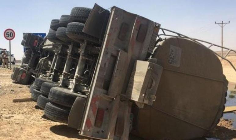 إصابة بالغة لسائق بتدهور صهريج ديزل على الطريق الصحراوي