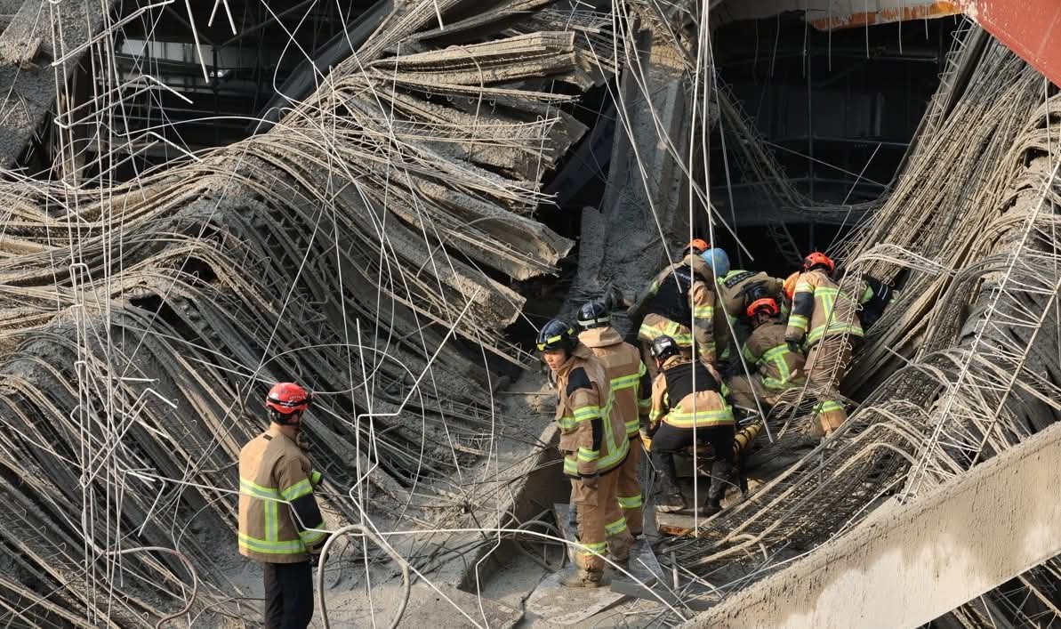 محاصرة 7 عمال تحت أنقاض موقع بناء بمحطة مترو في كوريا الجنوبية