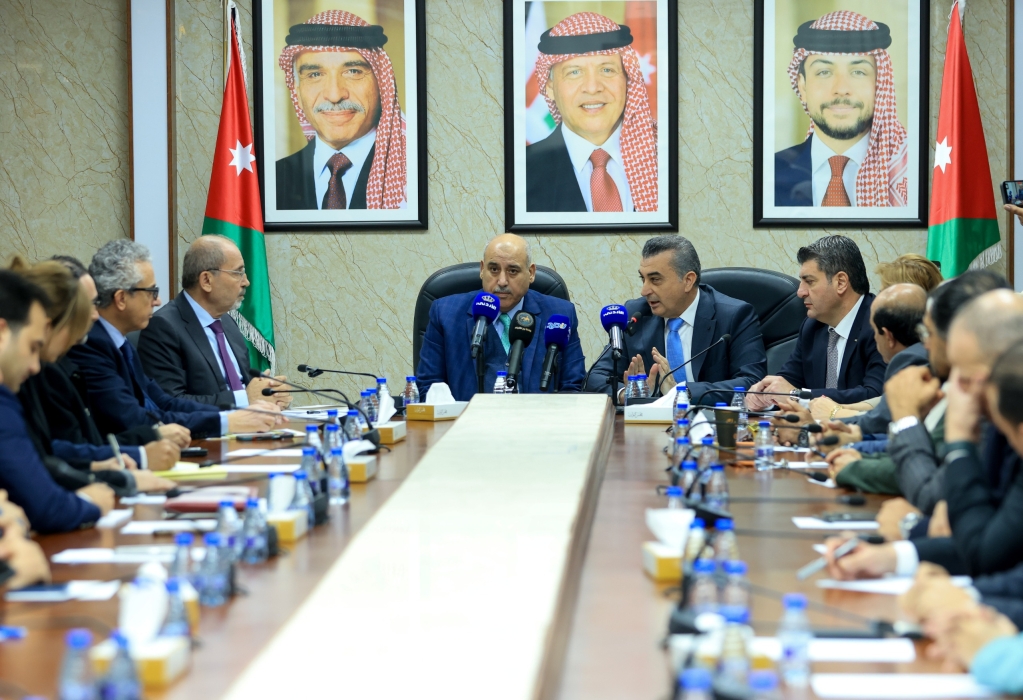 القاضي يترأس اجتماع لجنة الشؤون الخارجية النيابية مع وزير الخارجية