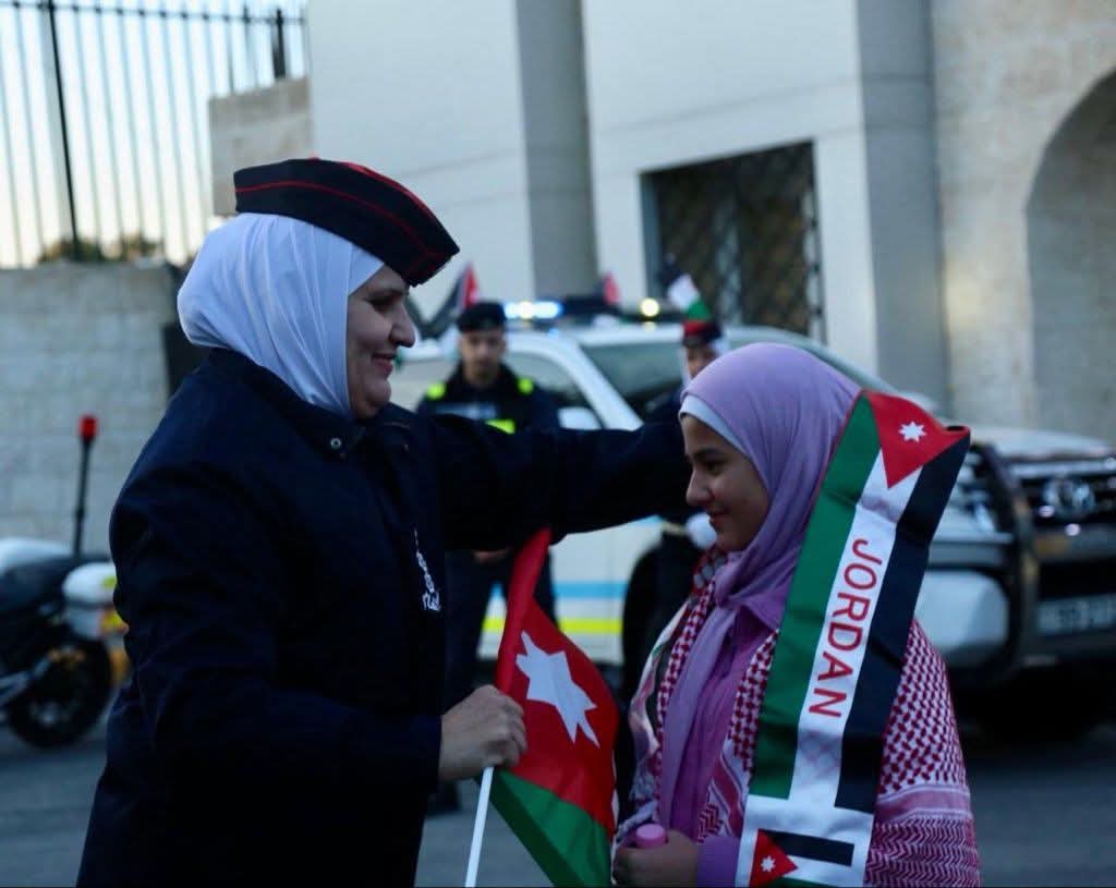 نشامى الأمن العام يوزّعون الأعلام ولفحات المنتخب على جماهير النشامى في صالة الأمير حمزة...صور