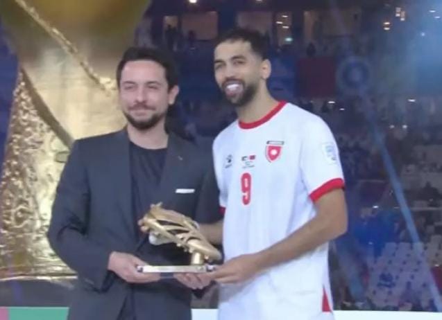 ولي العهد يتوج علوان بلقب هداف كأس العرب 2025