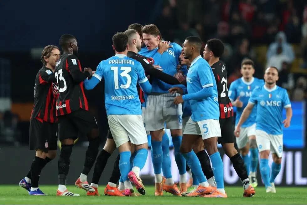 ماكتوميناي يدافع عن مانشستر يونايتد: من السهل إلقاء اللوم عليهم