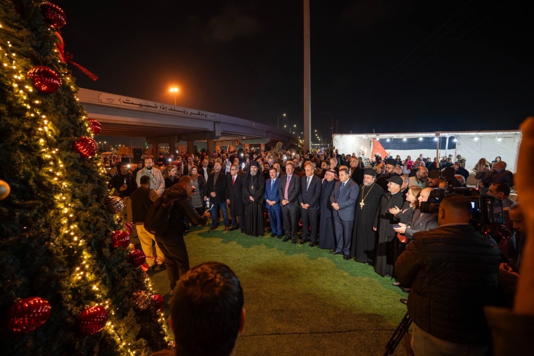 وزير السياحة والآثار يضيء شجرة عيد الميلاد في محافظة الزرقاء ...صور