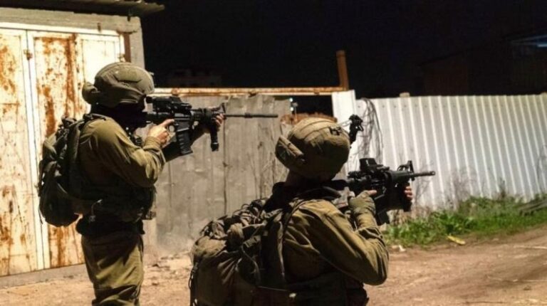 الاحتلال يعتقل مواطنين وينكل بآخرين في الخليل