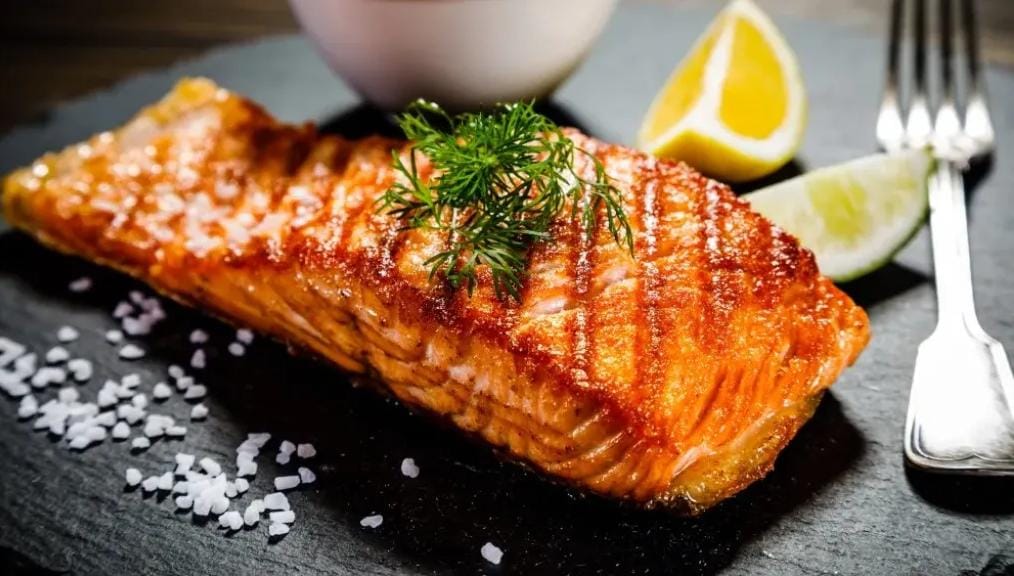 طريقة تحضير سلمون مشوي بالزبدة والليمون
