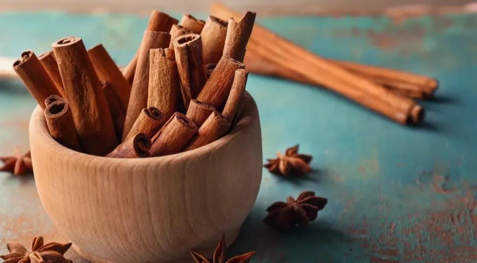 ”كنز الشتاء”.. كيف تتحول القرفة إلى درع حيوي ضد أمراض البرد والالتهابات؟