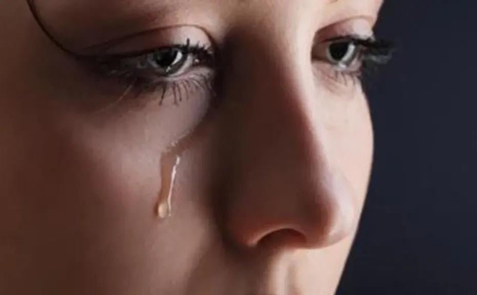 تفسير حلم البكاء الشديد في المنام: دلالات ابن سيرين والنابلسي وابن شاهين