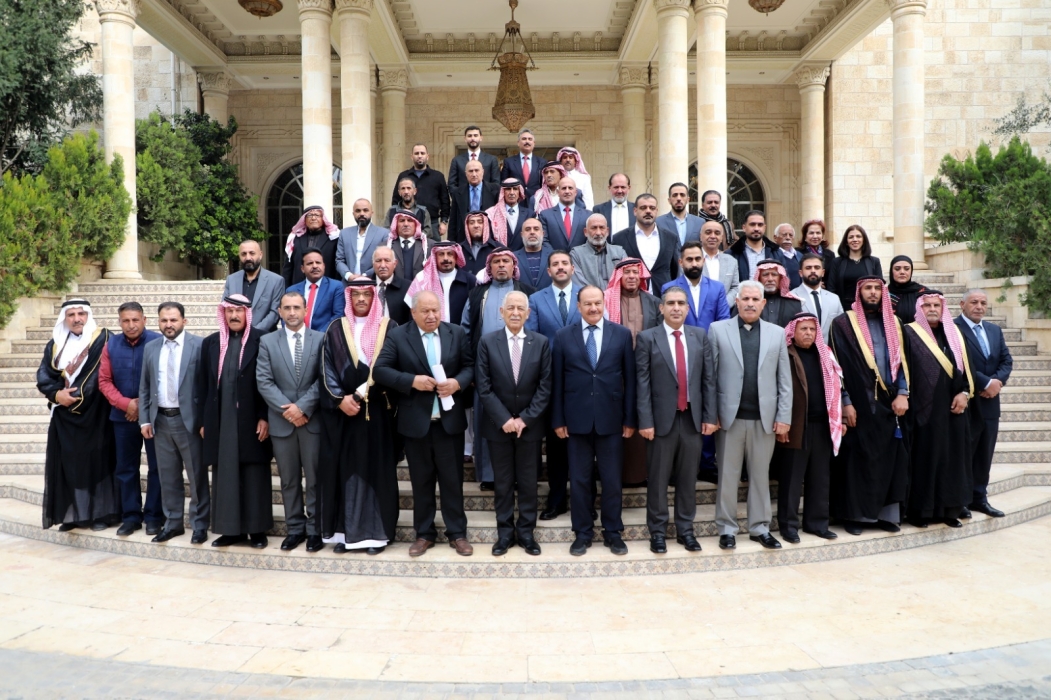 العيسوي خلال لقائه وفدا من أبناء عشيرة الرواجفة..صور