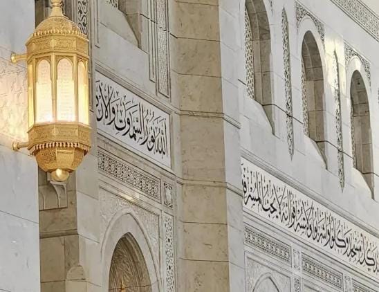 شاهد بالصور.. الخط العربي في المسجد الحرام لوحة إيمانية تزاوج بين قدسية المكان وجمال البيان