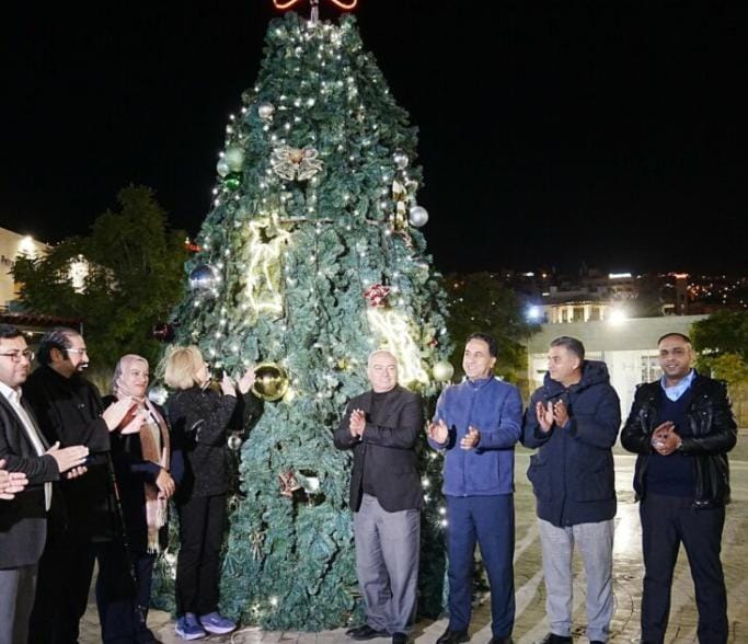 إضاءة شجرة عيد الميلاد في مركز زوار البترا