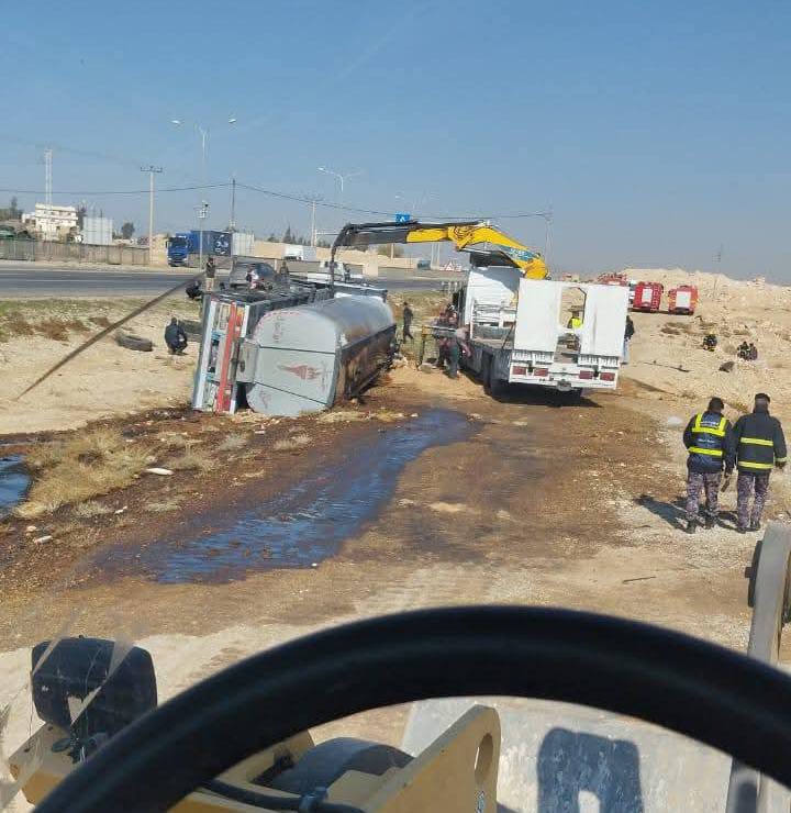 بلدية العامرية تتعامل فورًا مع تسرّب نفطي إثر انقلاب ناقلة محمّلة بالنفط على الطريق الصحراوي...صور