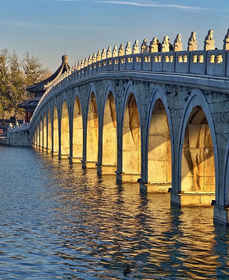 جسر الأقواس السبعة عشر بالقصر الصيفي يتألق بالضوء الذهبي المذهل...صور