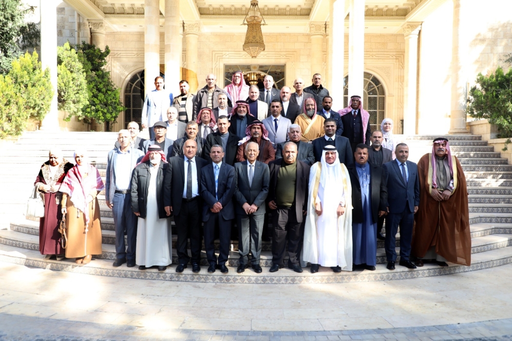 العيسوي خلال لقائه فعاليات شعبية...صور