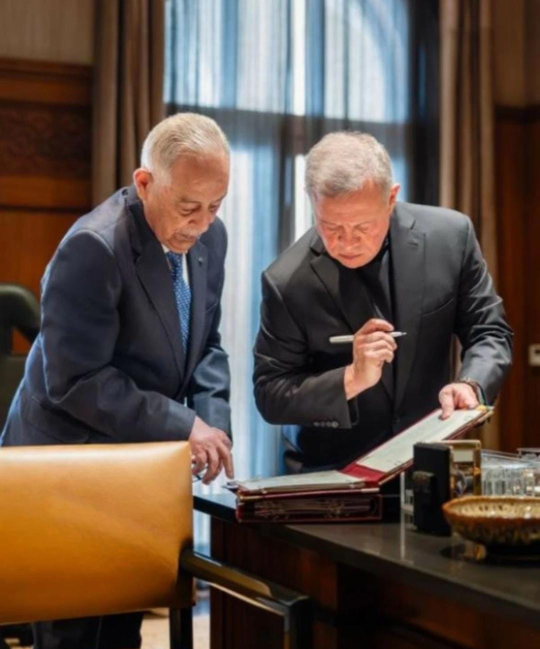 الديوان الملكي ينشر صورة من اجتماع للملك بالعيسوي