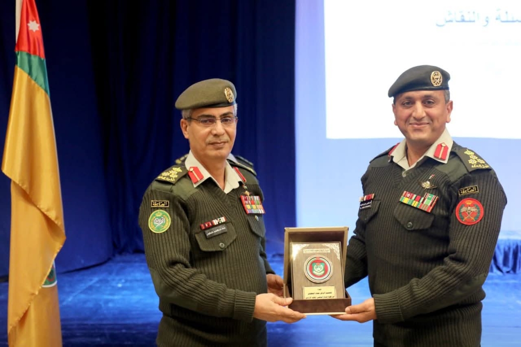 أمر كلية الدفاع الوطني الملكية الأردنية يحاضر في الجامعة الأردنية...صور