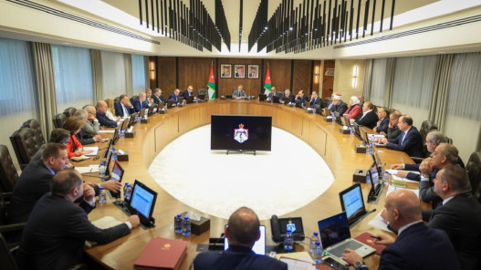 الحكومة توقف قرار إنهاء خدمات الموظفين ممن بلغت خدماتهم 30 سنة فأكثر