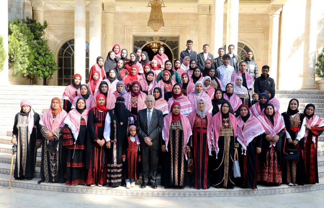 العيسوي خلال لقائه وفدا من جمعية سيدات النقع الخيرية