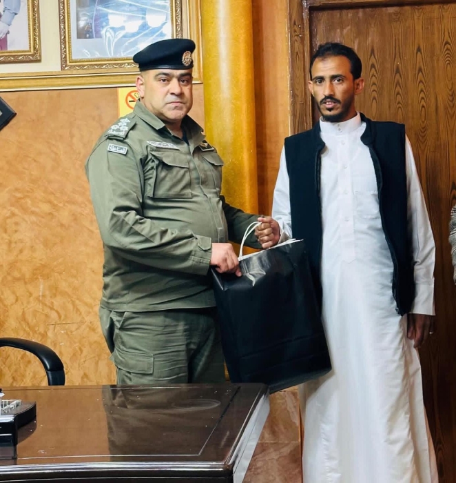 العميد الجوارنة يكرم عبدالسلام الزوايدة تقديرًا لأمانته