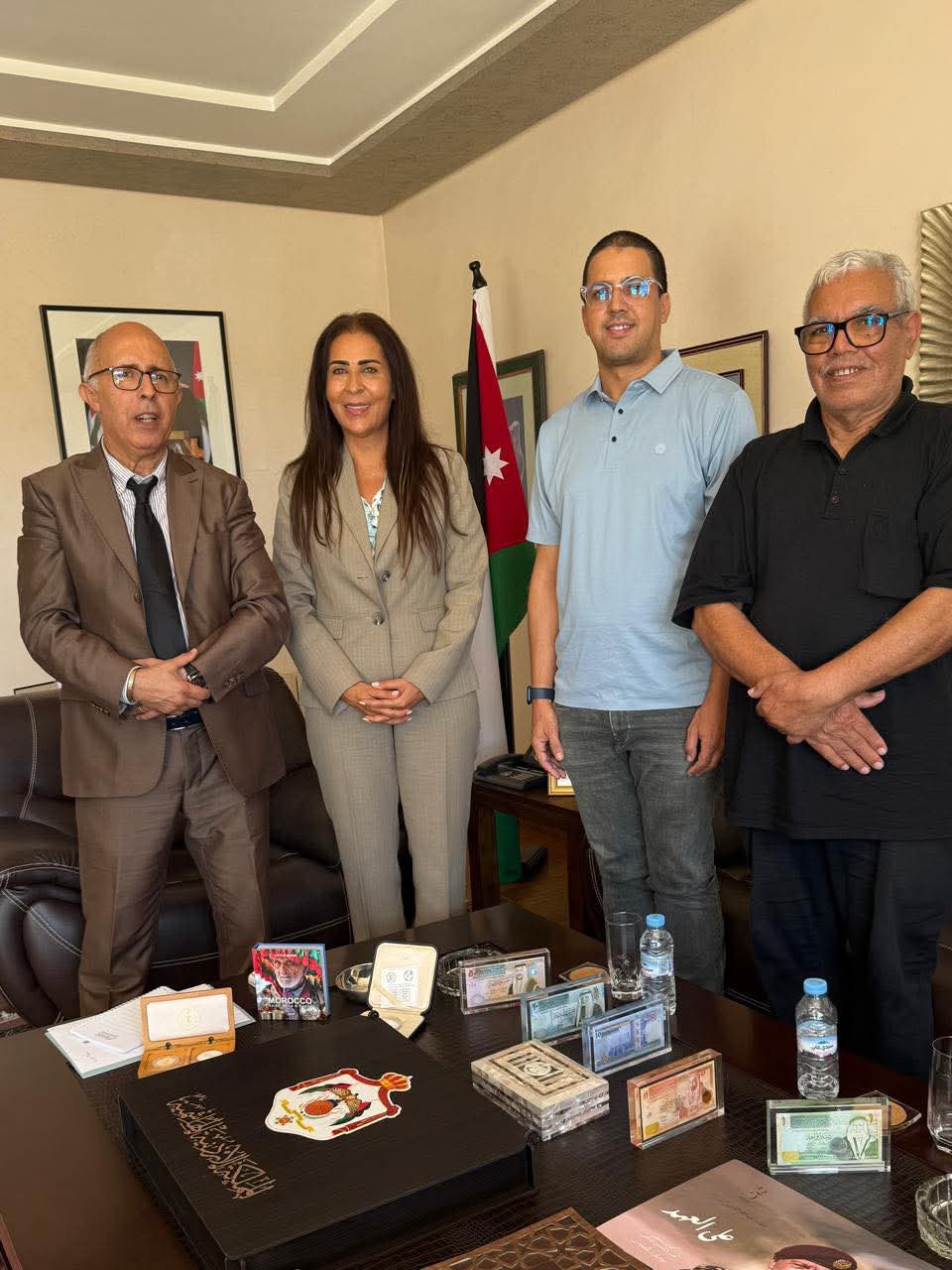 غنيمات تؤكد دور الدبلوماسية الثقافية خلال لقائها بالفنان المغربي محمد قرماد