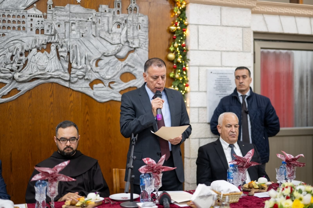 وزير الداخلية يثمن العلاقات الأردنية الفلسطينية ويؤكد دعم الوصاية الهاشمية في القدس خلال قداس الميلاد