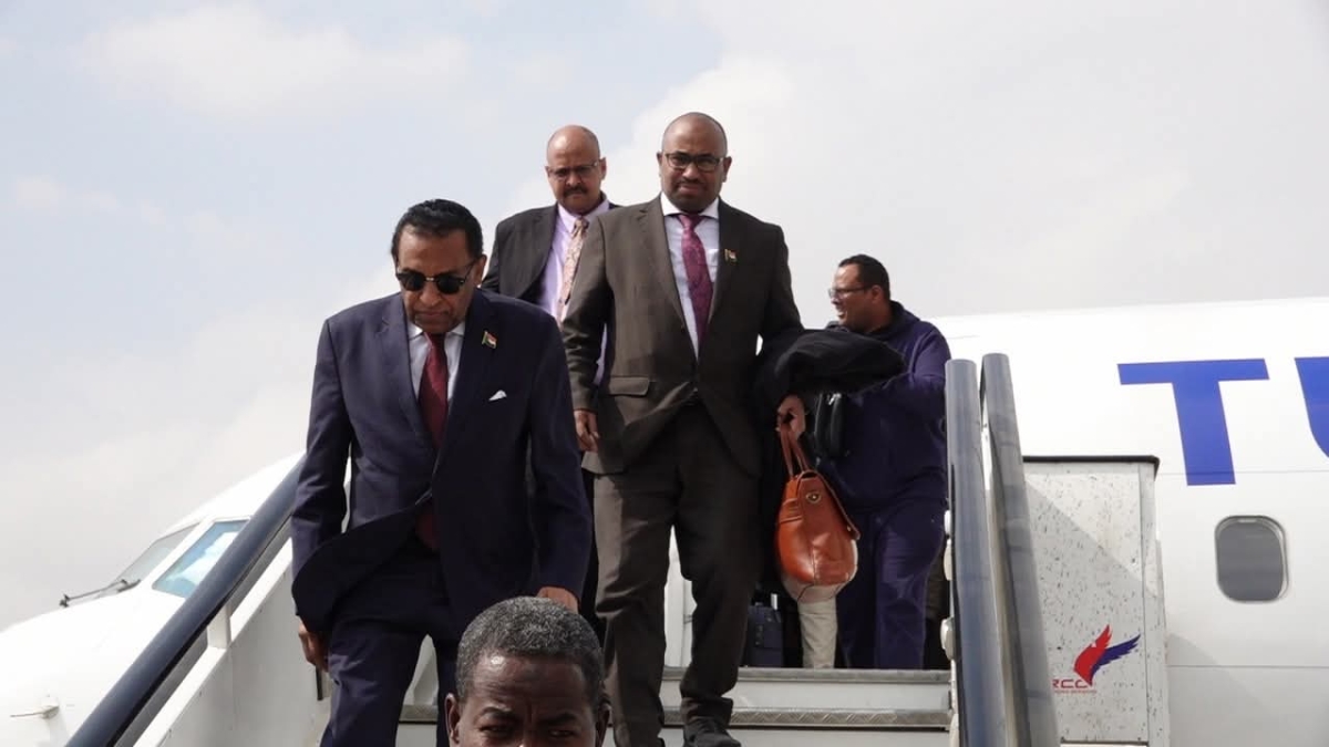 د. كامل ادريس يعود الى السودان بعد مشاركته فى جلسة مجلس الامن بنيويورك