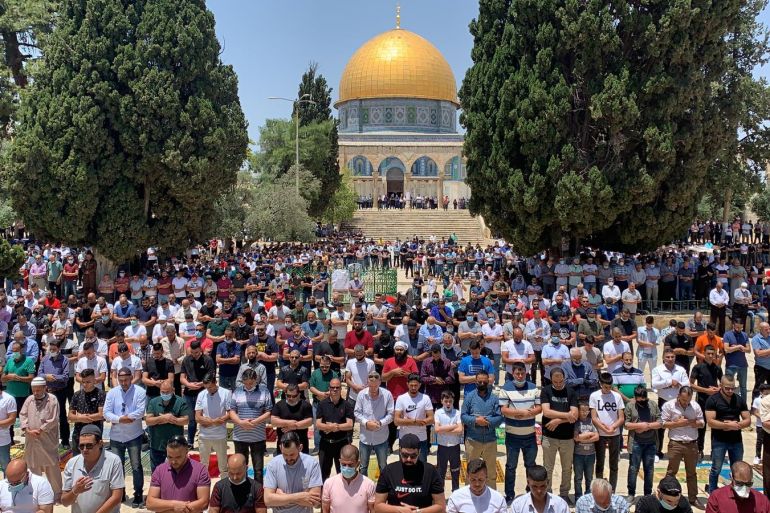 عشرات الآلاف يؤدون صلاة الجمعة في المسجد الأقصى