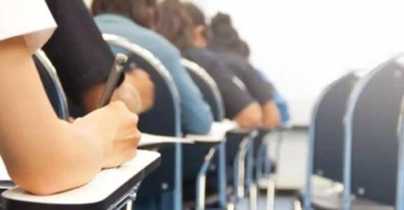 طلبة التوجيهي يتوجهون غداً لأولى جلسات امتحان التكميلية