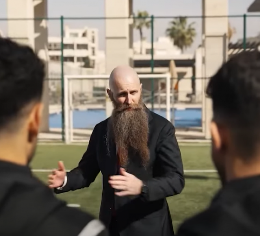 السفير الأميركي يجول في السلط ويزور مؤسسة الأراضي المقدسة للصم