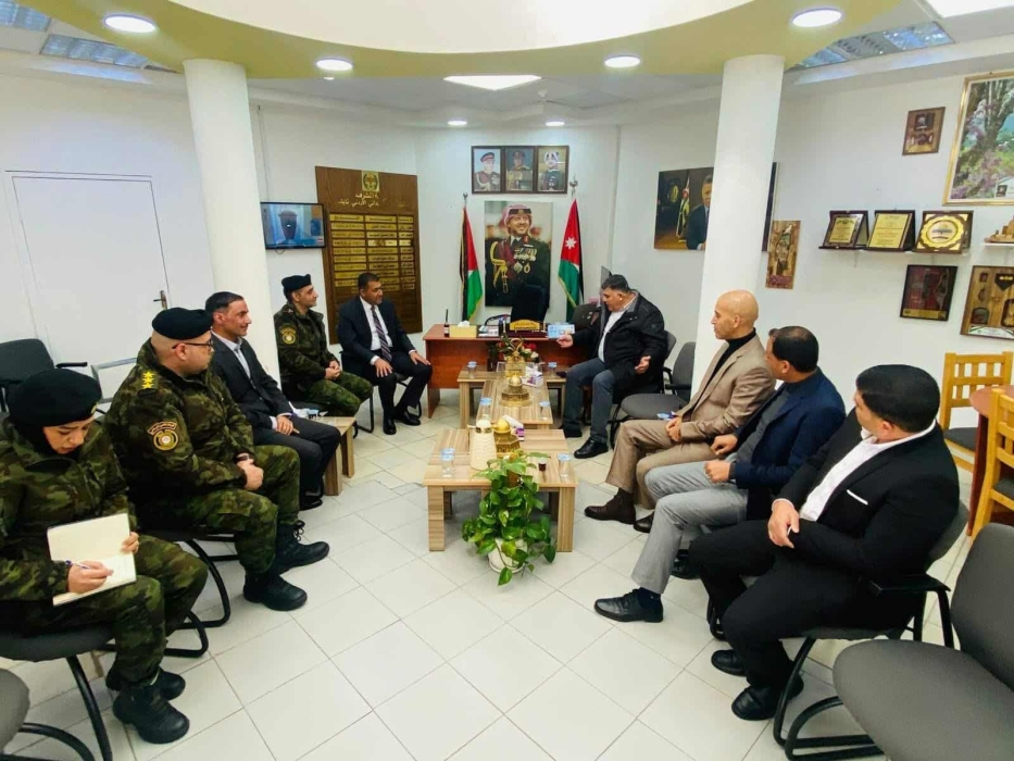 محافظ نابلس يزور المستشفى الميداني الأردني