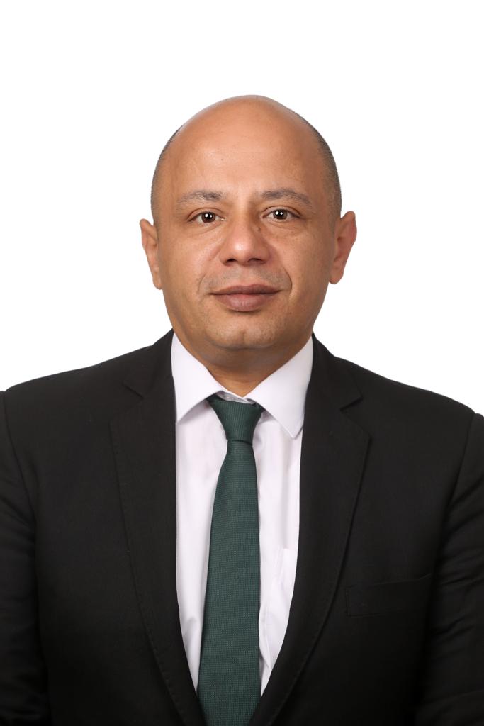 بين البيروقراطية والقيادة: المدير والقائد في ميزان الإدارة العامه