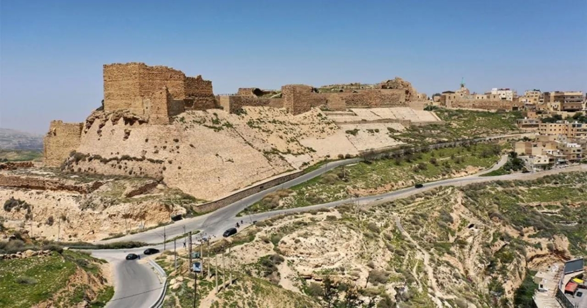 الكرك.. انهيار جزء من المدينة القديمة وجزء من سور القلعة بسبب الأمطار الغزيرة