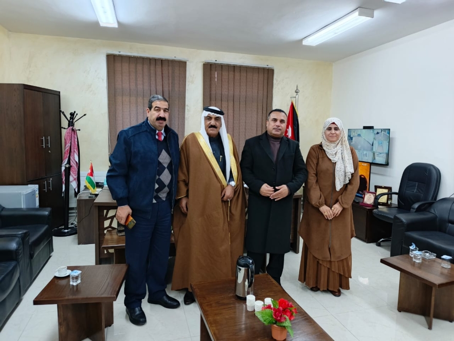 مدير التربية والتعليم للواء المزار الجنوبي يهنئ متصرف اللواء بالترفيع إلى الدرجة الخاصة