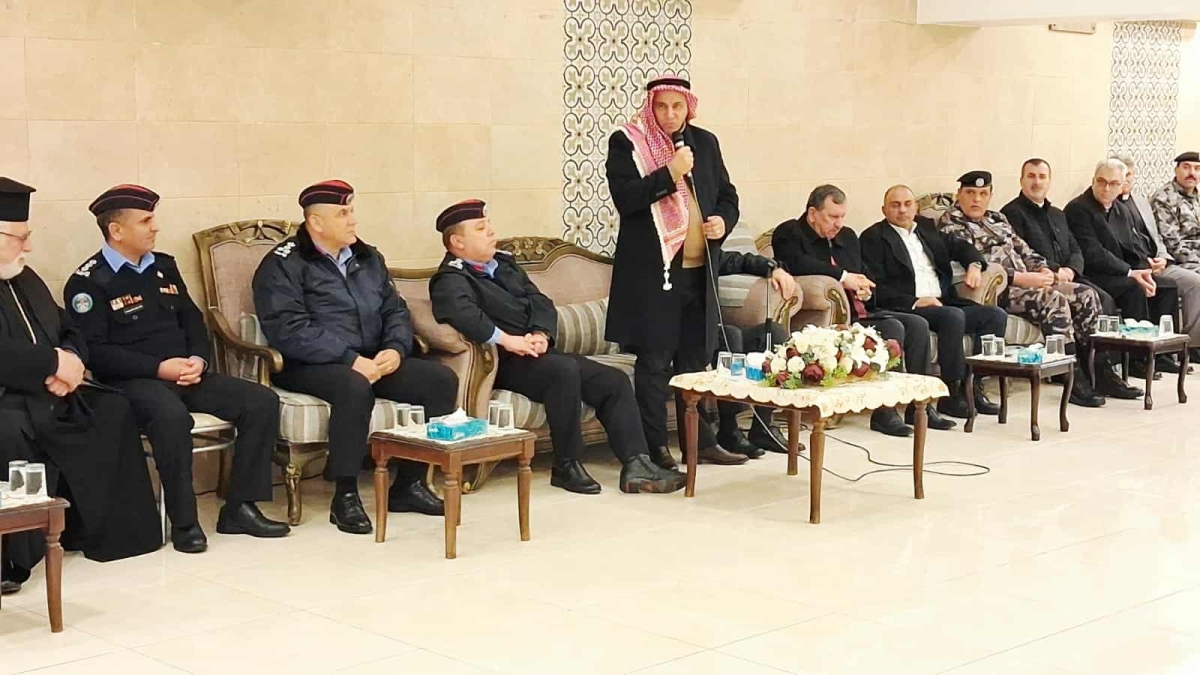 محافظ الزرقاء يهنئ أبناء الطوائف المسيحية بعيد الميلاد المجيد في كنيسة كاثوليك الجنوب