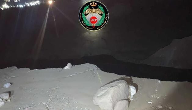 انهيار طريق وادي عربه بطول 70 مترا وانجراف الشارع بعمق 12 مترا